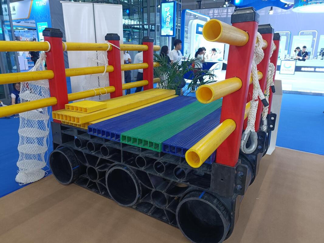 Smooth water circulation PE fish cage creates suitable growing environment for tambaqui at 18–22kg/m³