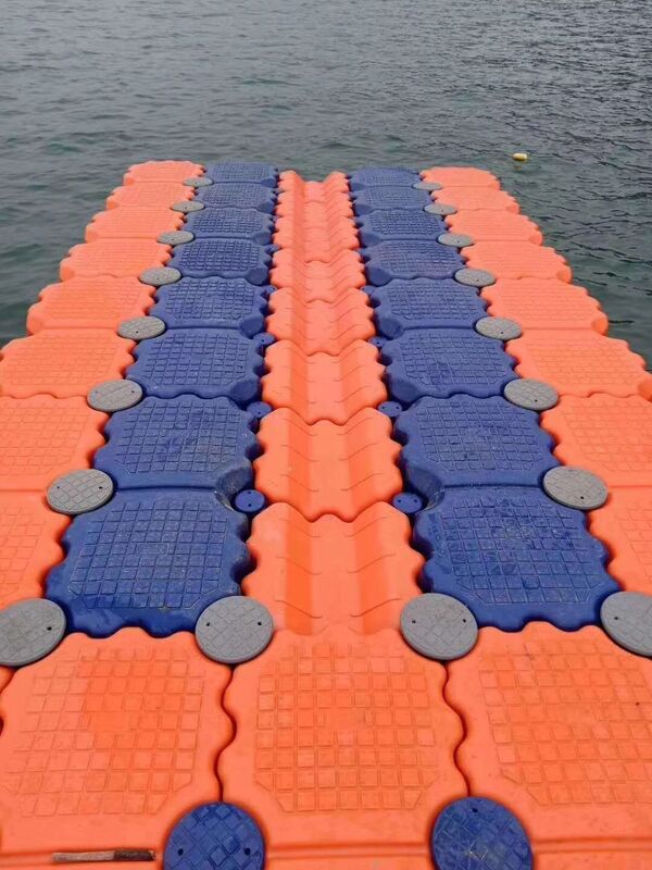 Economical HDPE floating pontoon aquaculture platform with 25‑year service life, supporting easy on‑site assembly for fish‑farm operations.