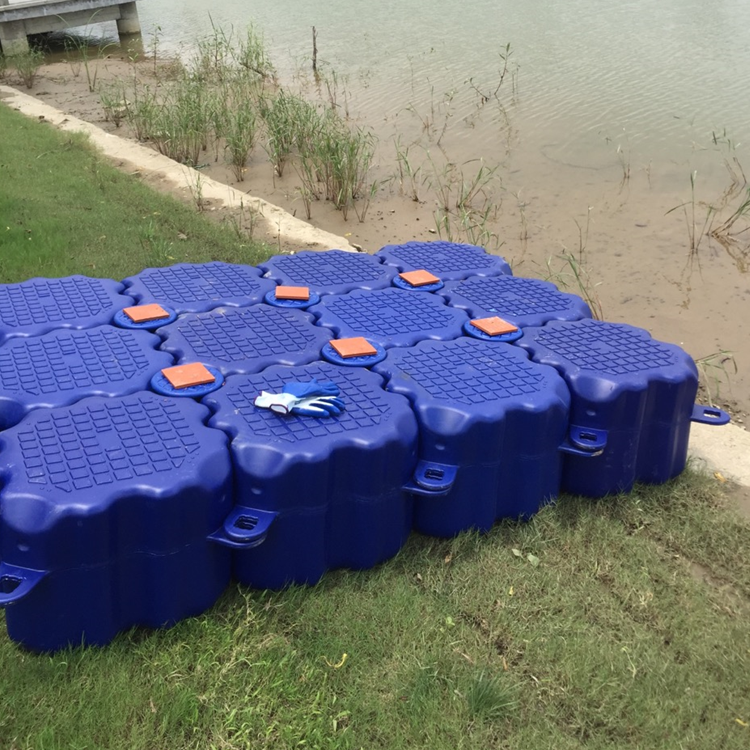 Economical HDPE floating pontoon aquaculture platform with 25‑year service life, supporting easy on‑site assembly for fish‑farm operations.