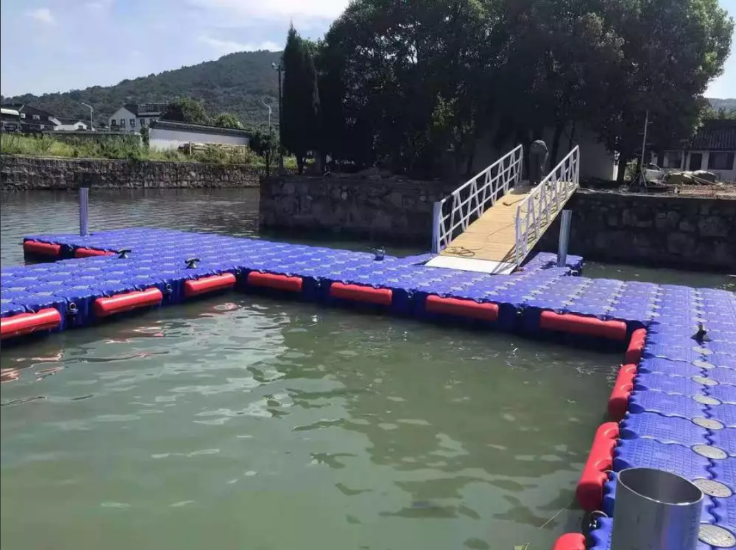 Economical HDPE floating pontoon aquaculture platform with 25‑year service life, supporting easy on‑site assembly for fish‑farm operations.
